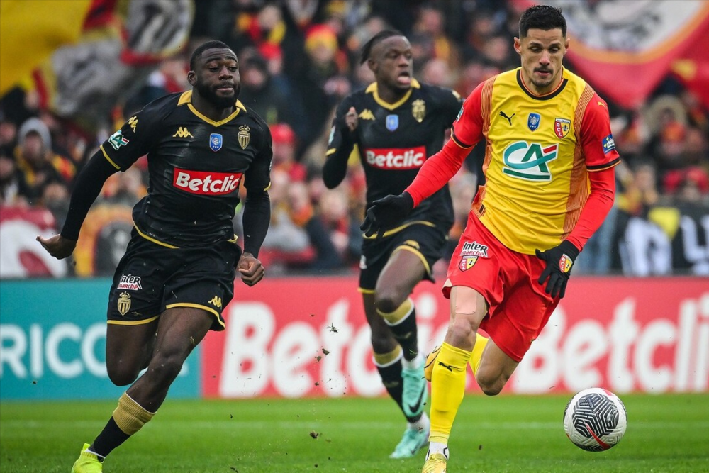 爱游戏官网-加时末段突围战来临；广州队围绕法国杯防线松动；悬念犹存；身体对抗强度拉满的简单介绍