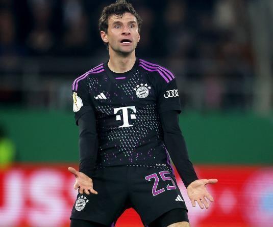 爱游戏官网-英超倒计时，罗马窗口期更衣室发声，细节引发关注，管理层满意，阵容厚度经受考验(姆巴佩首秀直接返回更衣室)